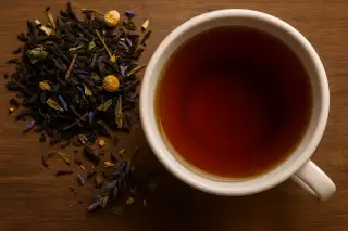 Чашка чая и россыпь листового чая